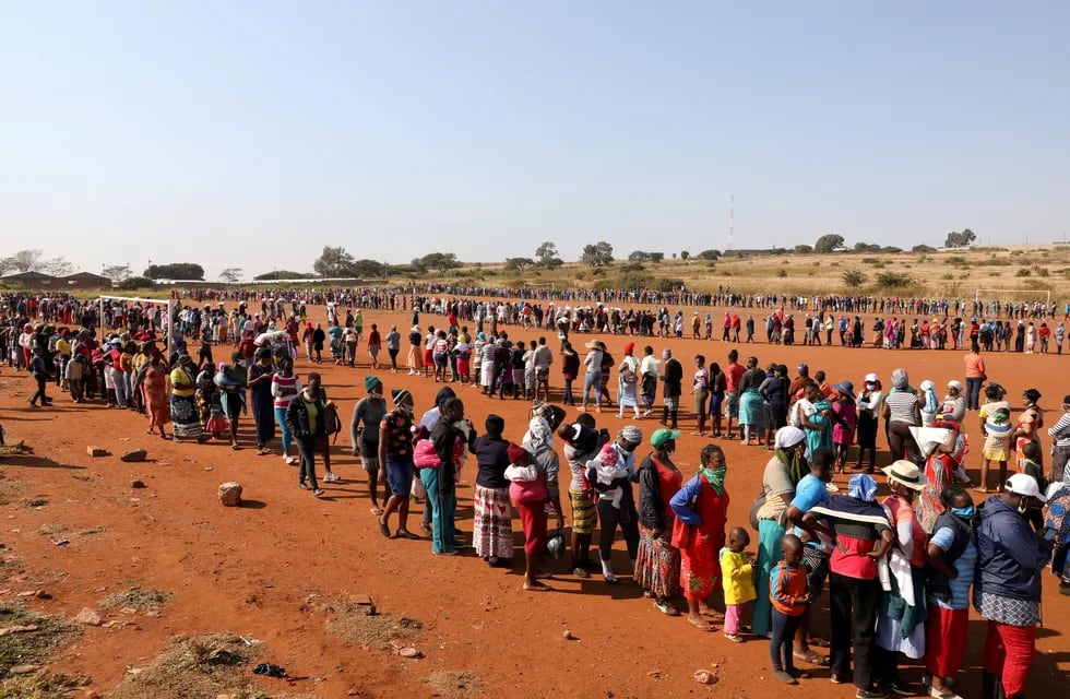 Personas hacen fila para recibir alimentos en África.