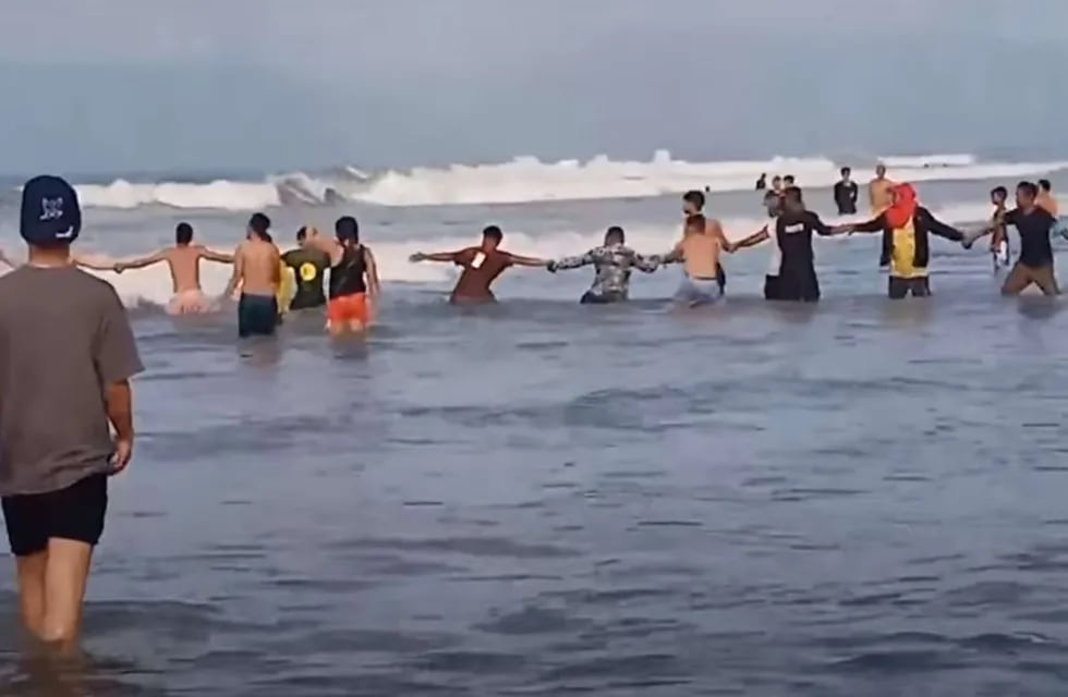 La cadena humana que se armó para rescatar a la familia a punto de ahogarse. Captura Video The Sun.