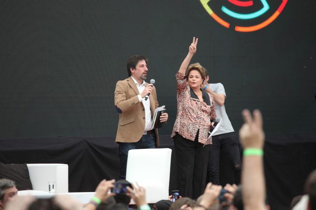 La destituida presidenta de Brasil Dilma Rousseff saluda durante su participación en el Primer Congreso Mundial de Pensamiento Crítico organizado por el Consejo Latinoamericano de Ciencias Sociales (CLACSO) (DPA)