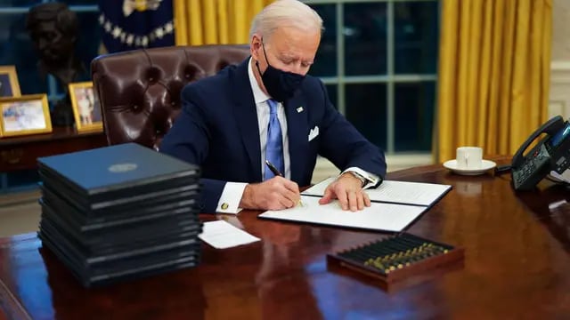 Biden firma sus primeros decretos en el Despacho Oval (Foto:EFE/EPA/Doug Mills / POOL).