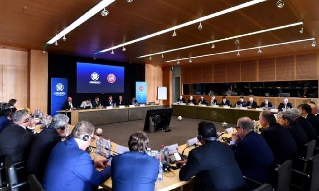 Dirigentes de CONMEBOL y UEFA se reunieron en Suiza (Foto: Olé)