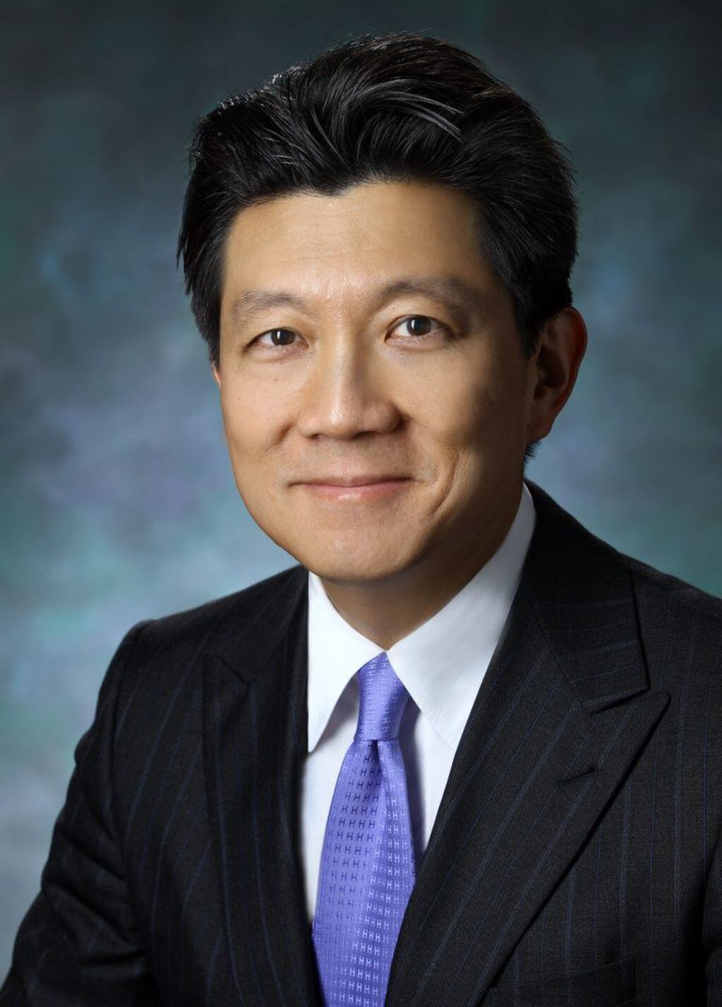 Wei-Ping Andrew Lee, profesor y director de la División de Cirugía Plástica y Reparadora de la Facultad de Medicina de la Universidad Johns Hopkins con sede en Baltimore (Maryland), donde se realizó el primer trasplante de pene y escroto. EFE/Johns Hopkins Medicine/