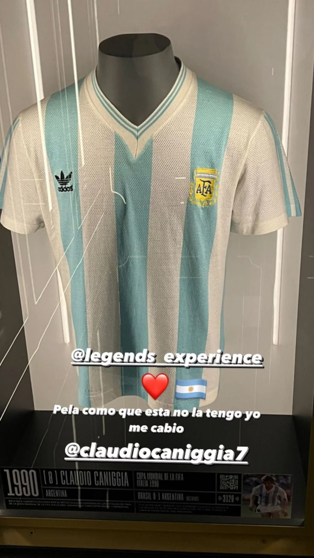 La camiseta con la que Claudio Paul Caniggia le marcó el histórico gol a Brasil en el Mundial Italia 1990. (Captura)