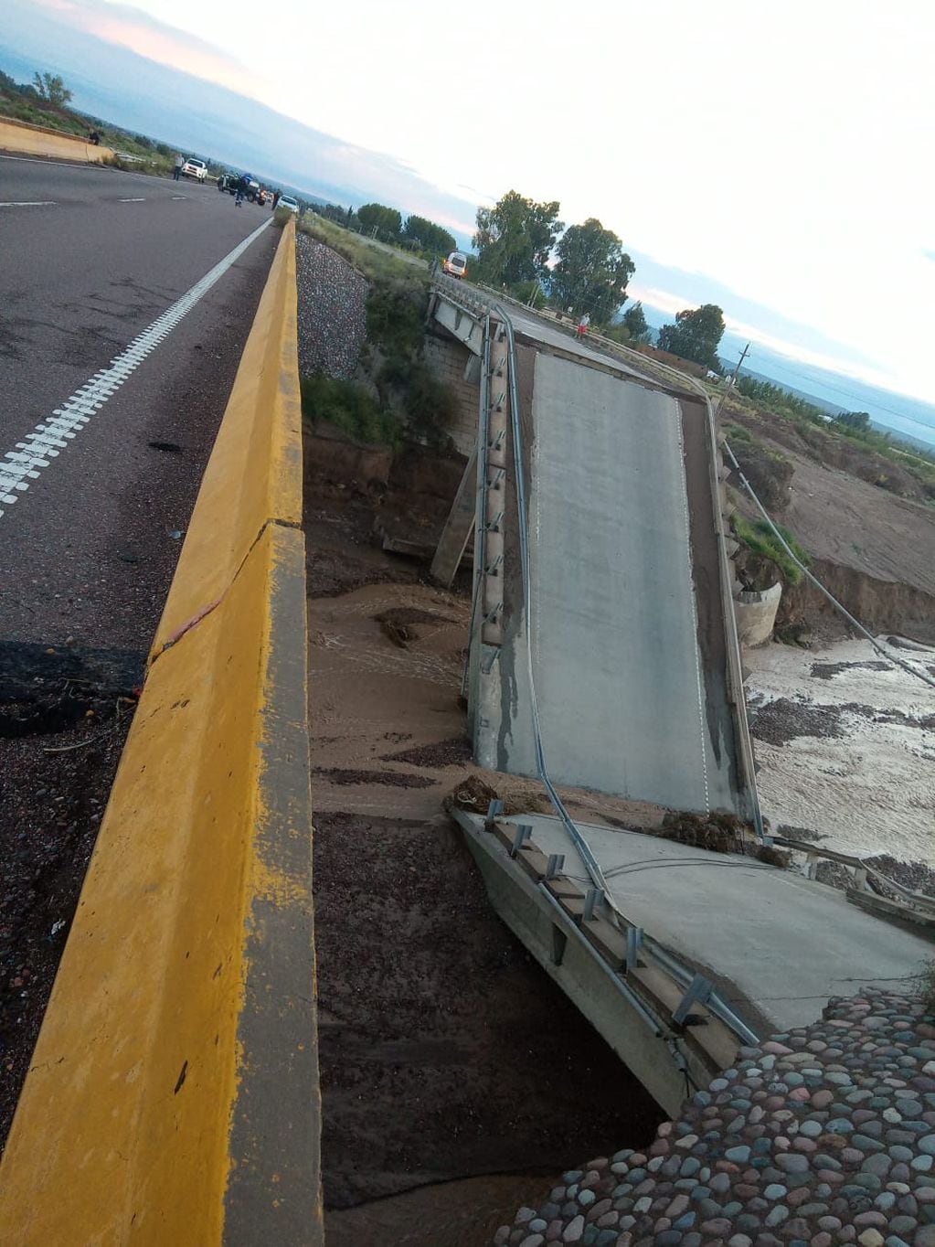 A raíz de las lluvias, el puente de la doble vía situado a la altura de Anchoris (y que ya estaba inhabilitado por la inestabilidad del tramo) se derrumbó durante la madrugada de este sábado. Foto: Twitter @FedeLingua
