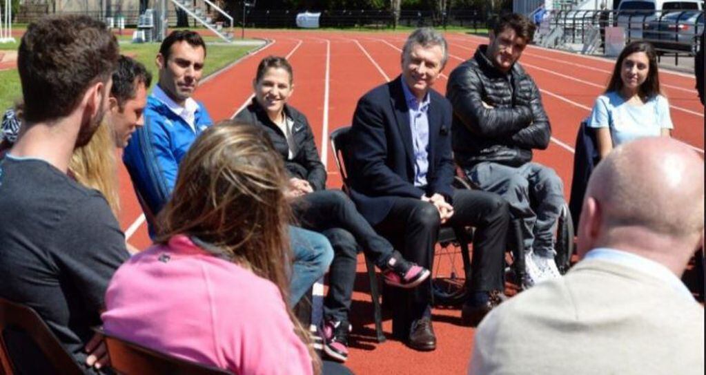 En su momento Macri se reunió con reconocidos deportistas en el Cenard