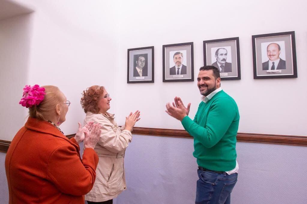 El intendente Vuoto junto a funcionarios, familiares y amigos de Miguel Torelli, celebraron la recuperación de la figura del ex intendente. El cuadro con su imagen se exhibe en la pared de la intendencia, sede San Martín.