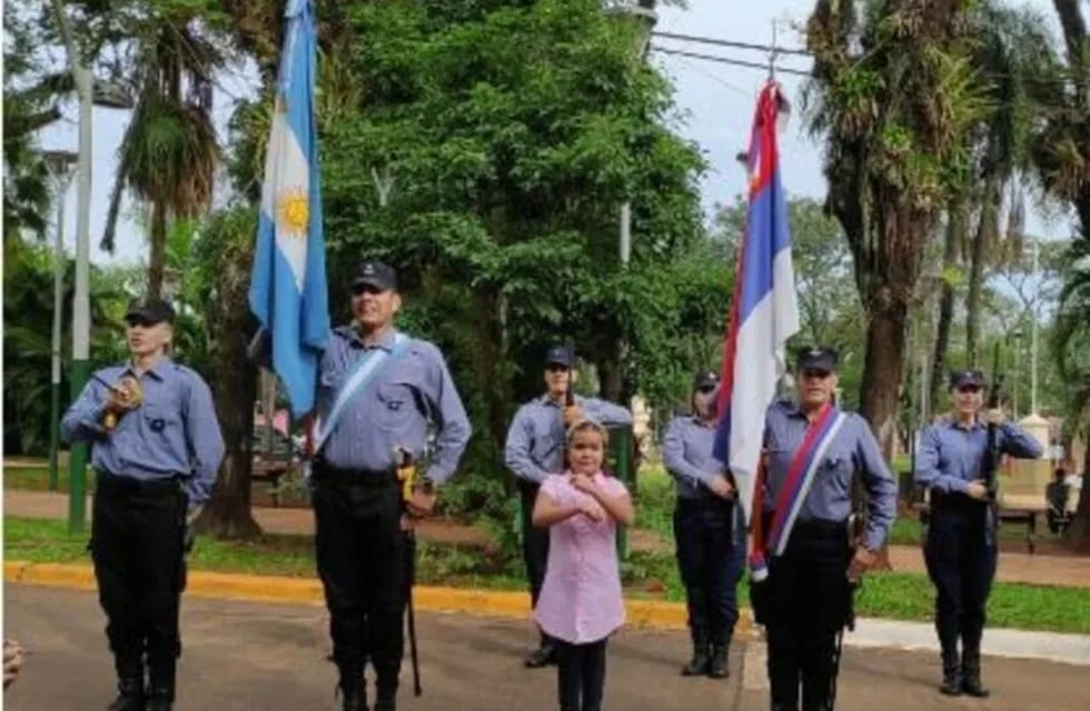 Mía interpretó en Iguazú Misionerita y el Himno Nacional. (MisionesOnline)