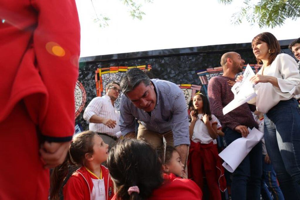 El intendente Capitanich dialoga con algunos de los niños autores del mural inaugurado sobre calle San Lorenzo.