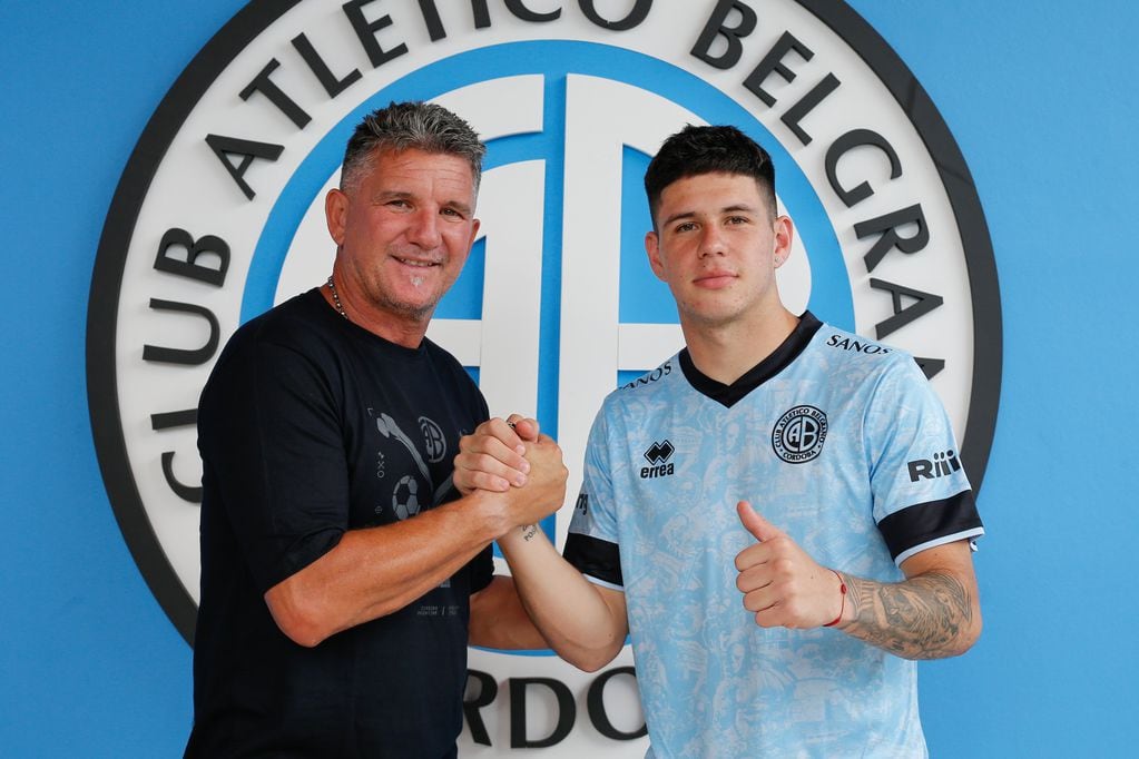 Bruno Zapelli, junto al presidente Luis Artime en la renovación del contrato con Belgrano hasta finales de 2025. (Prensa Belgrano)