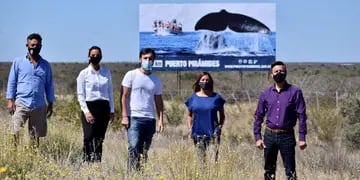 Puerto Pirámides: vecinos cuestionaron la colocación de un cartel a 80 kilómetros de la localidad