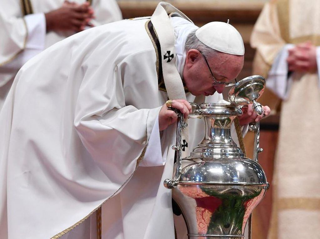 El Papa durante la misa del Jueves Santo. Foto: EFE.