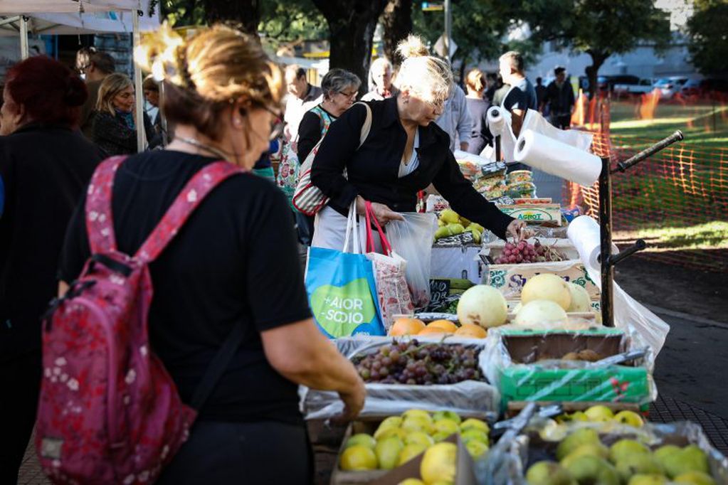 Una mujer compra frutas y verduras en una feria comunitaria para combatir la inflación (EFE)