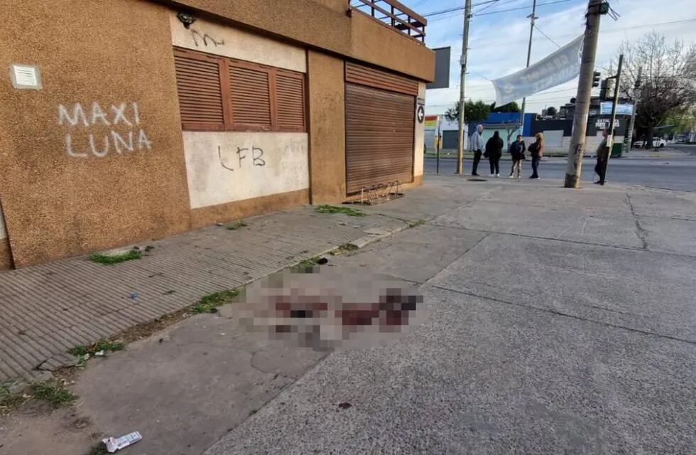 La víctima de 16 años cayó herida a metros de la esquina de bulevar Seguí y Matienzo.