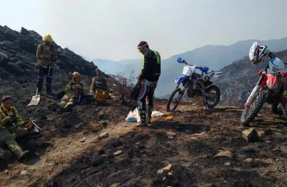Motociclistas carlospacenses colaboraron con bomberos en medio incendios. (Foto: Facebook / Abi Maldonado).