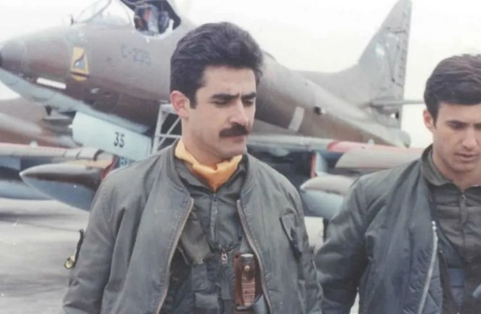 Pablo Carballo, junto a un camarada de la Fuerza Aérea Argentina.