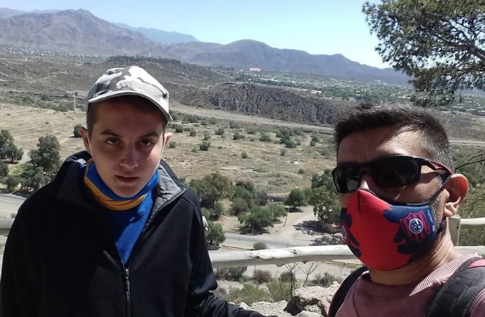 Iván junto al profe Jorge Zanluchi, en una de sus salidas por la ciudad de Mendoza.