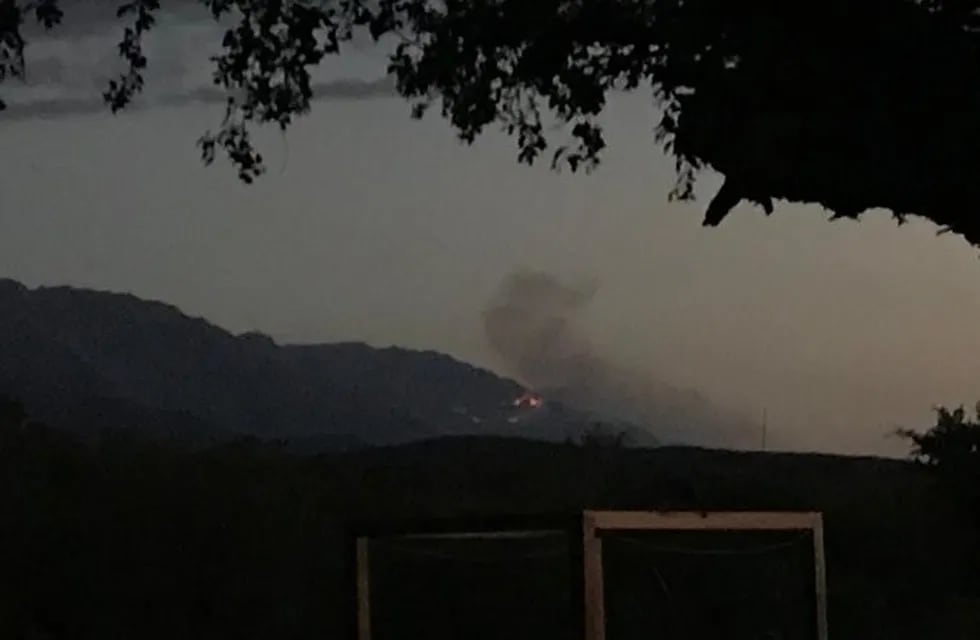 En la noche del domingo el fuego ya era visible desde La Población.