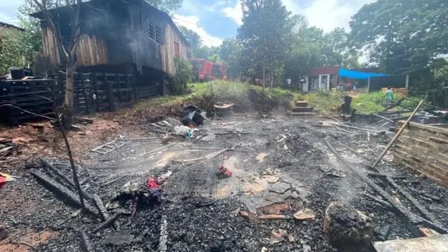 Incendio en Oberá dejó una vivienda destruida y otra afectada por las llamas