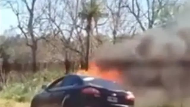 Se incendió un vehículo mientras circulaba por la ruta en Posadas