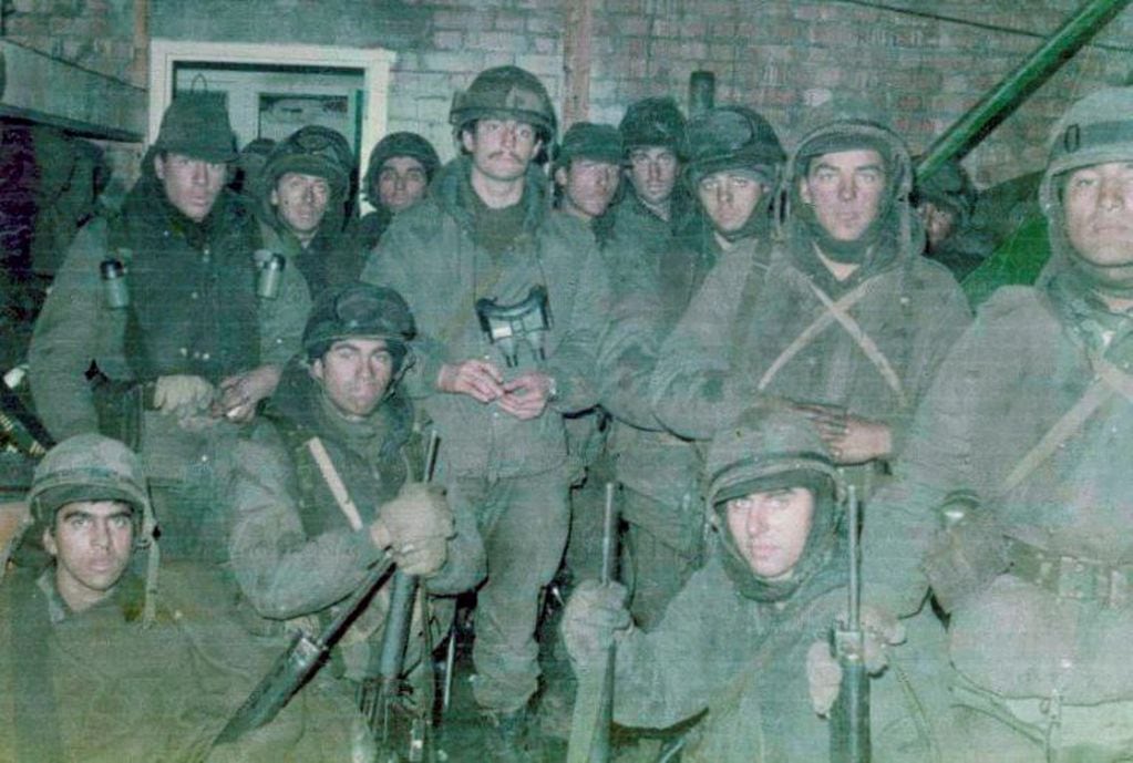 Diego Carlos Arreseigor sentado en el centro, con su batallón durante la guerra de Malvinas-foto cortesía de Diego Arreseigor