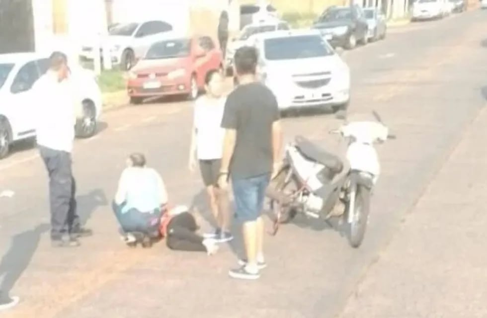 Accidente vial en Posadas deja un saldo de una mujer herida.