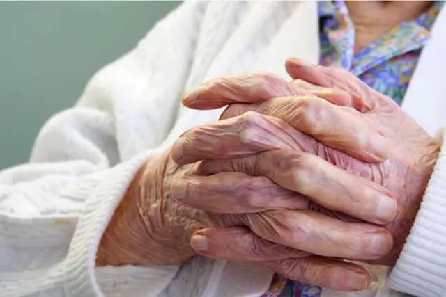 Adultos mayores ancianos viejos cuidados geriátrico