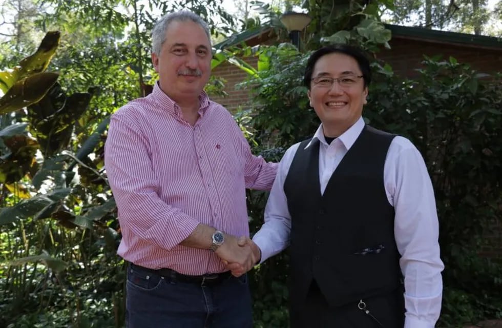 El gobernador junto al CEO de la compañía Harada, segunda productora de Té verde en el mundo.