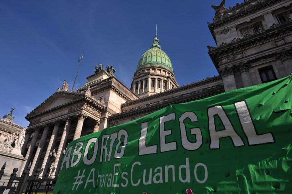 Pancartas a favor de la despenalización del aborto cuelgan de las rejas del Congreso en Buenos Aires, Argentina, el 12/07/2018. (Foto: Patricio Murphy/ZUMA Wire/dpa)