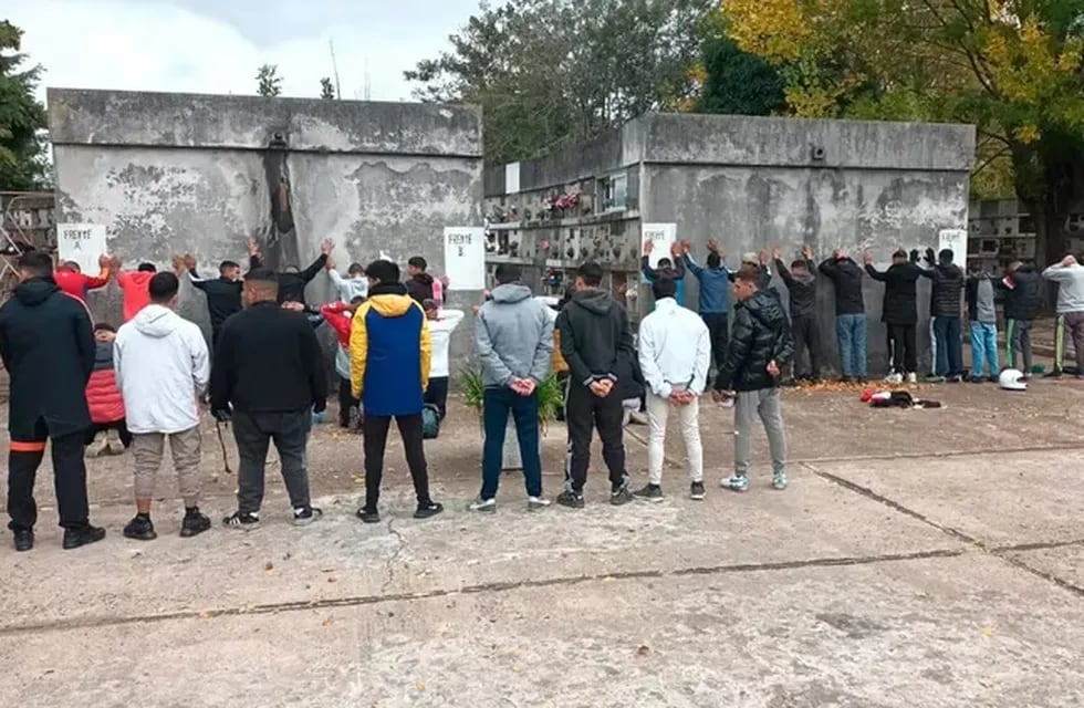 Una caravana de delincuentes fue al cementerio de La Plata y terminó detenida por la policía.