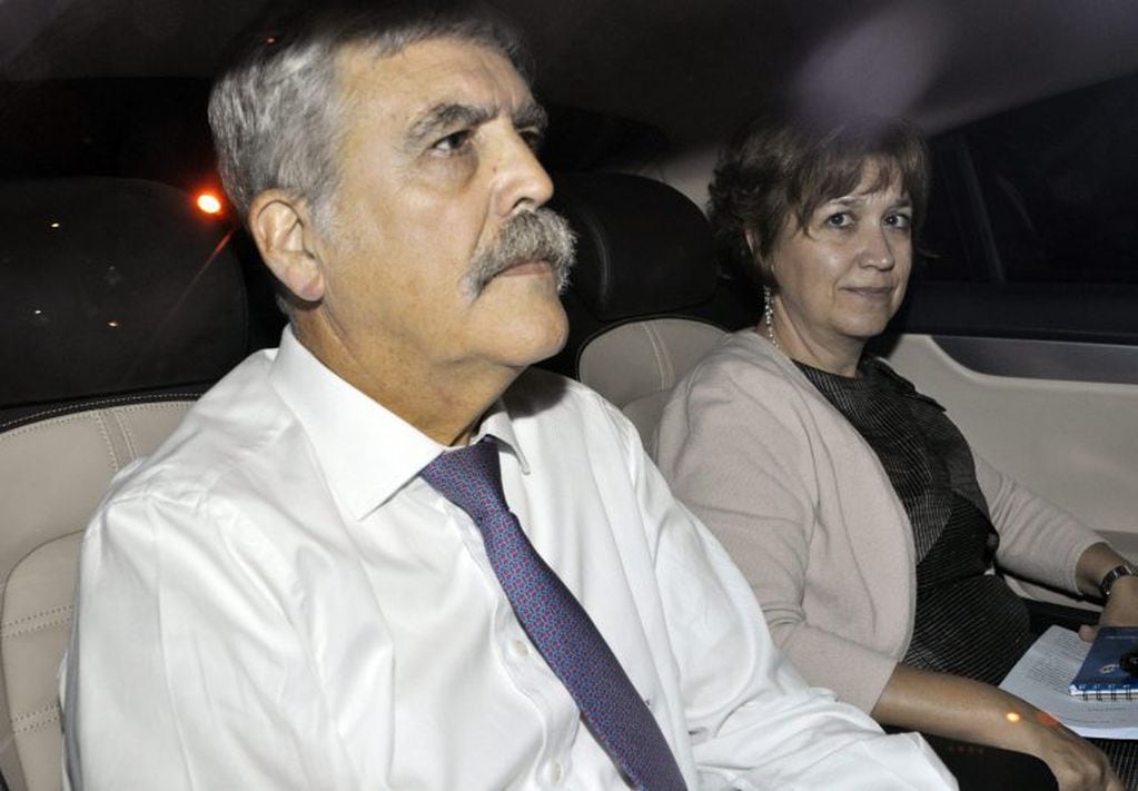 Julio De Vido y su mujer Alessandra Minnicelli. (EFE)