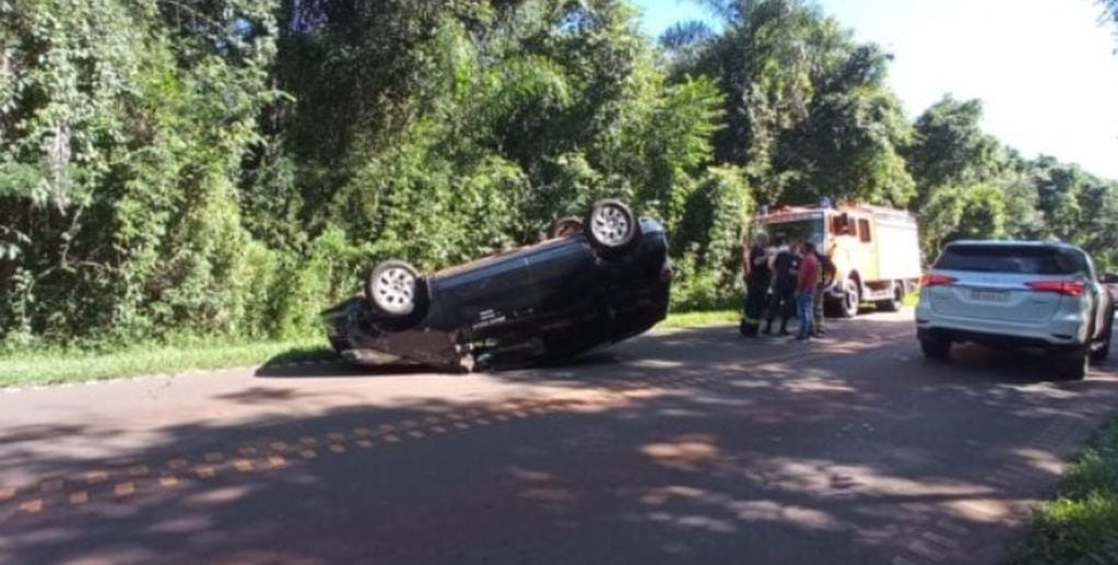 Siniestro vial en Puerto Iguazú: automóvil de alquiler terminó volcado en el acceso a Cataratas.