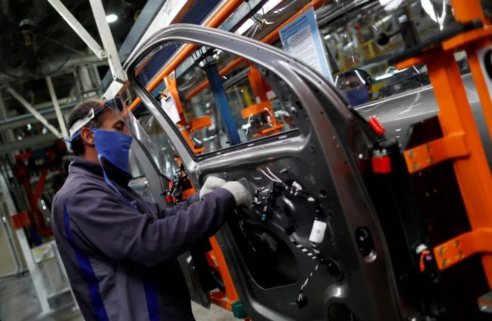 FILE PHOTO: A Volkswagen assembly worker works an Amarok model using personal protective equipment, as the automaker reopened its plant with measures to avoid the spread of the coronavirus disease (COVID-19), at the Assembly Plant in General Pacheco, in the outskirts of Buenos Aires, Argentina May 29, 2020. REUTERS/Agustin Marcarian/File Photo