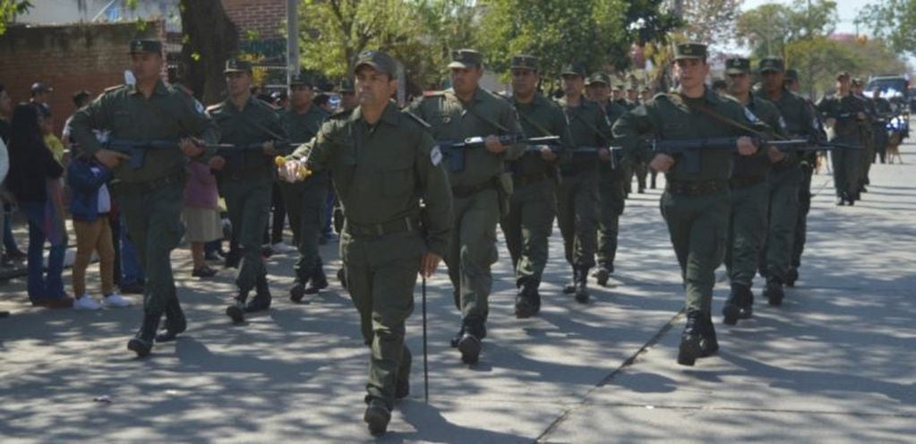 Efectivos de la Gendarmería Nacional pertenecientes al Escuadrón 60 hicieron su paso en el desfile conmemorativo.