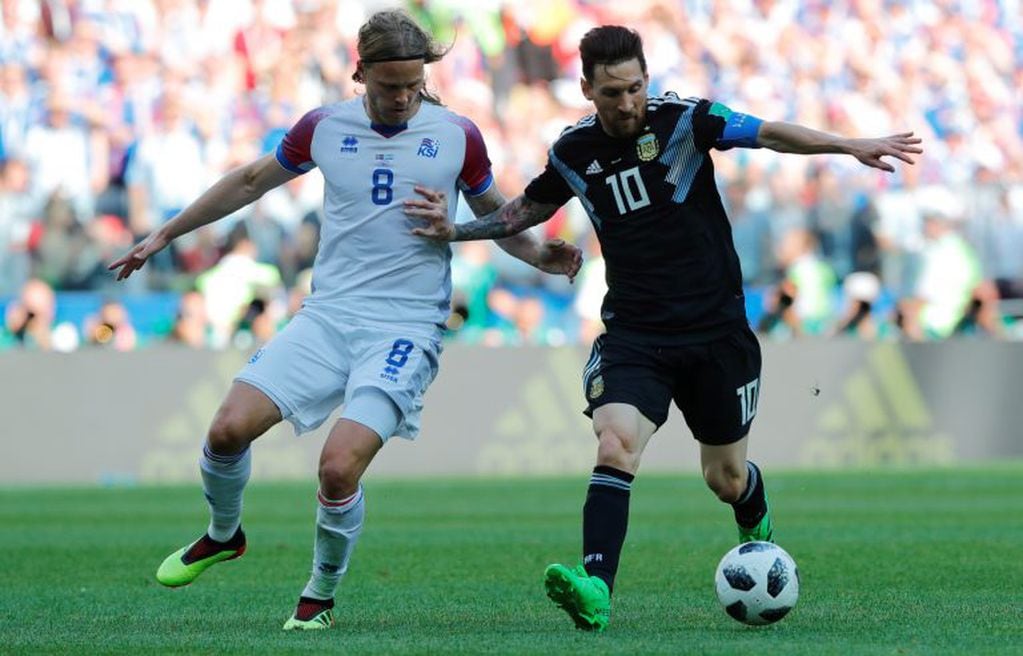 Argentina's Lionel Messi, right, challenges for the ball with Iceland's Birkir Bjarnason during the group D match between Argentina and Iceland at the 2018 soccer World Cup in the Spartak Stadium in Moscow, Russia, Saturday, June 16, 2018. (AP Photo/Ricardo Mazalan)