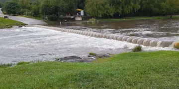 Confirmaron una creciente del río San Antonio con un pico de tres metros y medio a la altura de Cuesta Blanca.