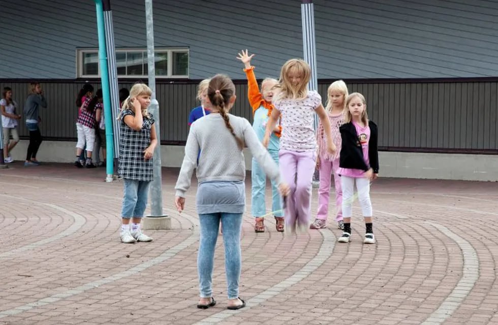 Niños jugando durante el recreo en la escuela finlandesa Turku Turku - Waeinoe Aaltosen koulu (Fishman/ullstein bild, Getty Images)