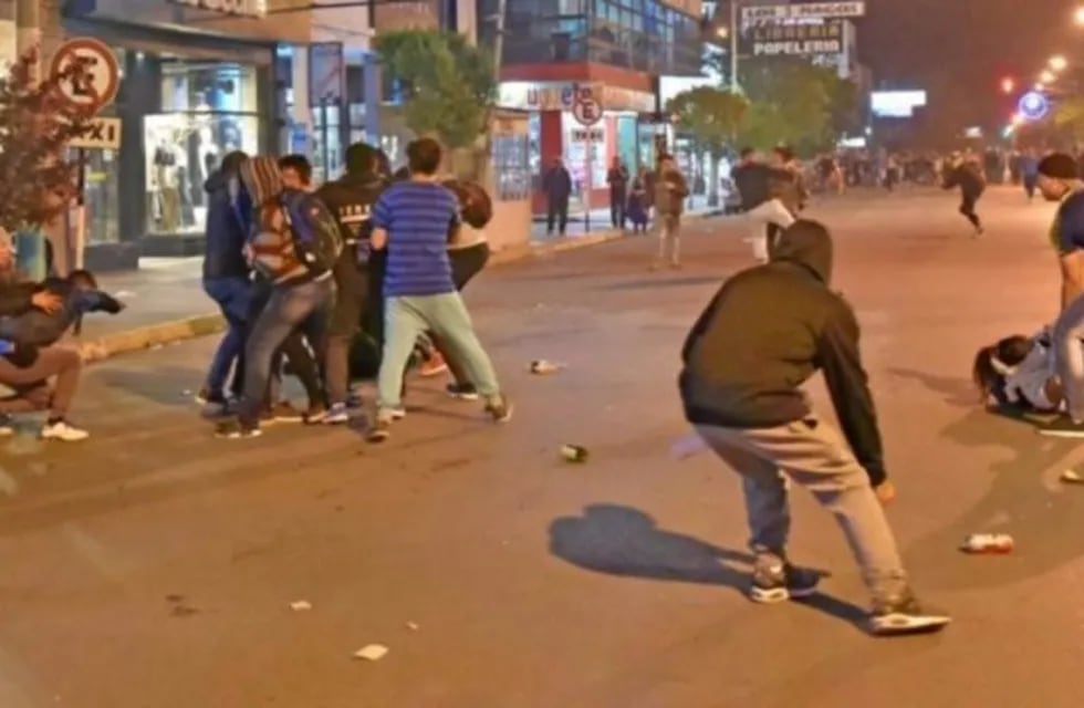 Unas 50 personas se enfrentaron con policías uniformados y otros de civil. Fotos: Diario Jornada.