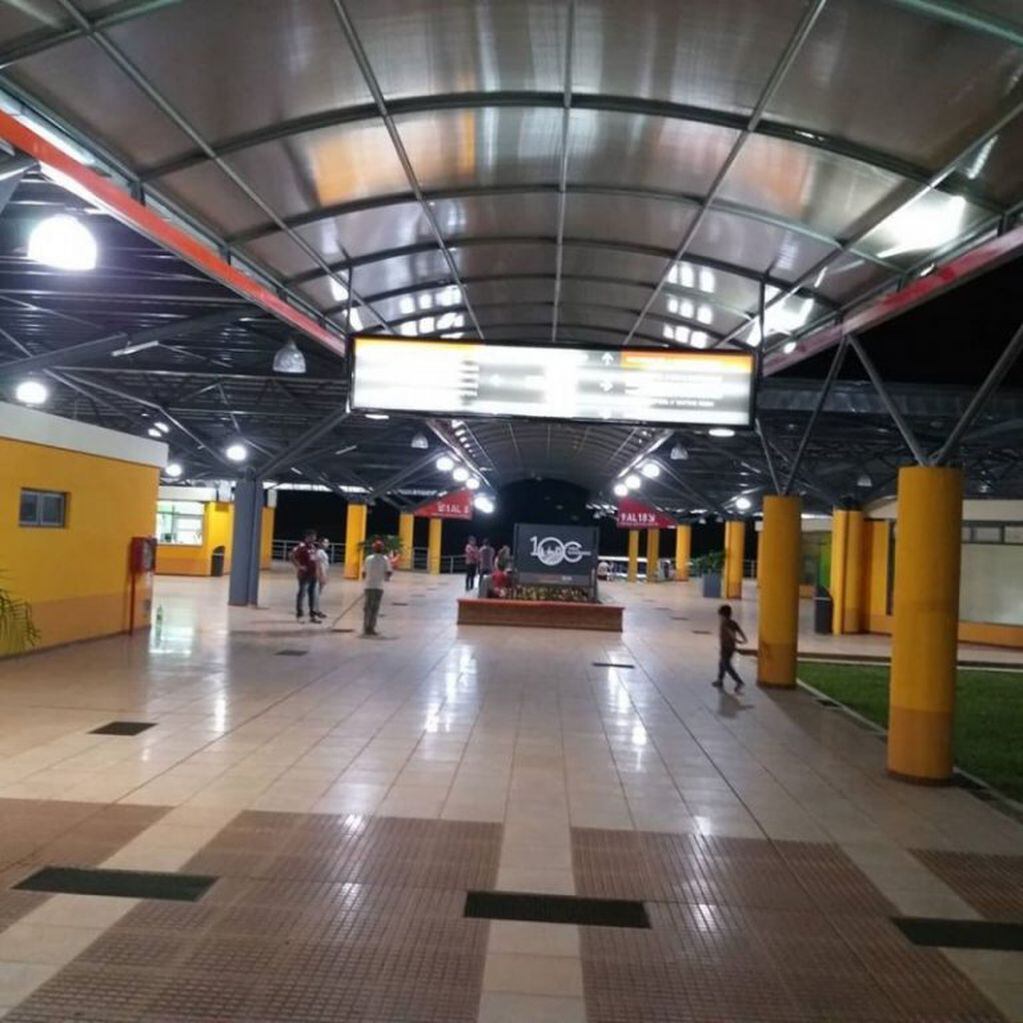 Terminal de Omnibus de Eldorado con sus amplias y cómodas instalaciones, que la convierten en la mayor de Misiones. (Stop)