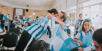 Niños miraron el partido de Argentina contra Polonia con el “Flaco” Schiavi y el Gobernador de Misiones