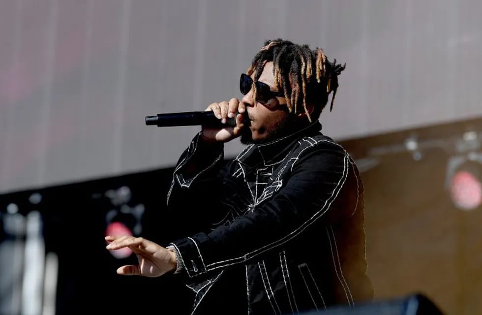 (FILES) In this file photo taken on September 21, 2019 Juice Wrld performs onstage during the 2019 iHeartRadio Music Festival and Daytime Stage at the Las Vegas Festival Grounds in Las Vegas, Nevada. - Chicago-born rapper Juice WRLD, one of a wave of young artists who made a name on streaming platforms before breaking out in the mainstream, died on Sunday at the age of 21, US media reported. (Photo by Bryan Steffy / GETTY IMAGES NORTH AMERICA / AFP)