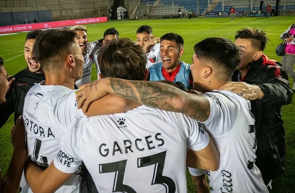Los futbolistas celebraron a grito pelado en San Juan después de eliminar a Independiente.