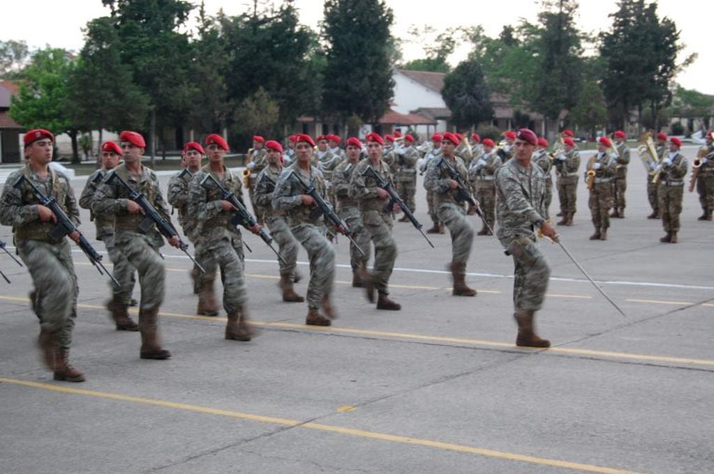 Desfile de tropas paracaidistas del Regimiento de Infantería 2 del Ejército Argentino, durante la ceremonia de graduación de nuevos Comandos.