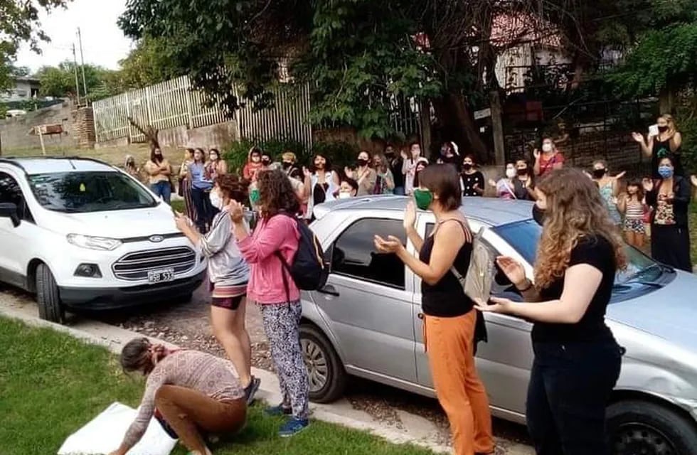 Grupo de mujeres al frente de la casa de Miriam Farías reclamando Justicia