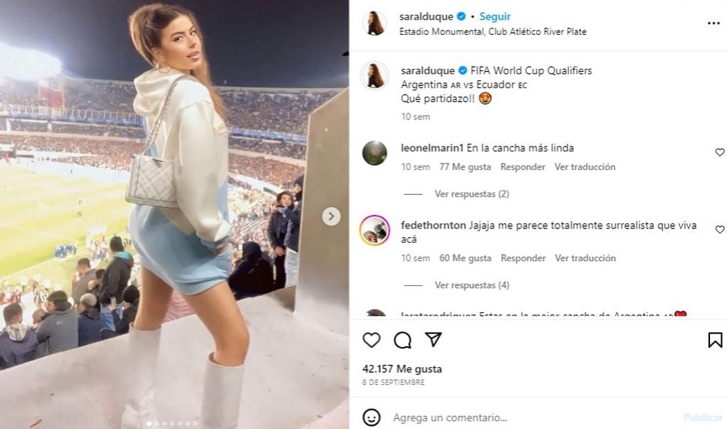 Sara Duque en el estadio de River, como espectadora del Argentina- Ecuador.