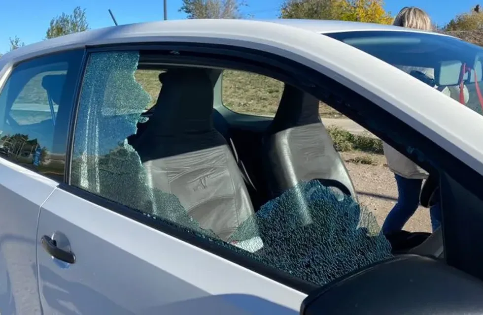 Una mujer se dirigía a tasar su auto a Neuquén y en la ruta le saltó una piedra que le rompió el vidrio.