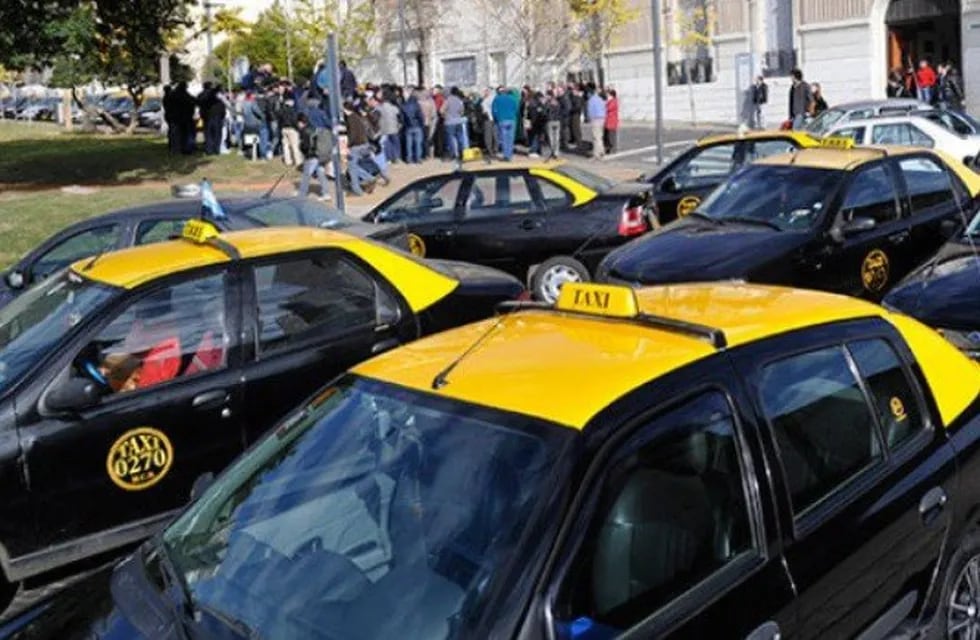 Los referentes de los taxistas integran un grupo de WhatsApp con el jefe de la Unidad Regional II de policía. (Archivo)