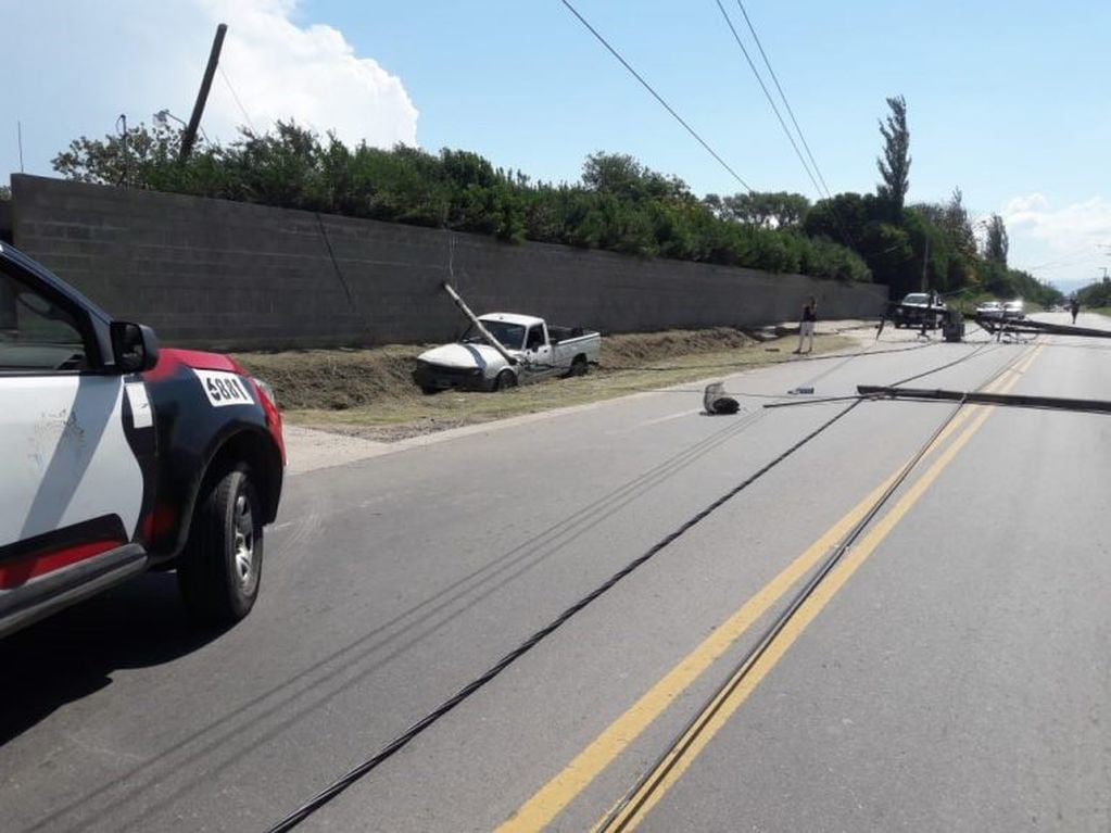 Se le cayó un poste de luz con un transformador en la vieja Avenida Japón.