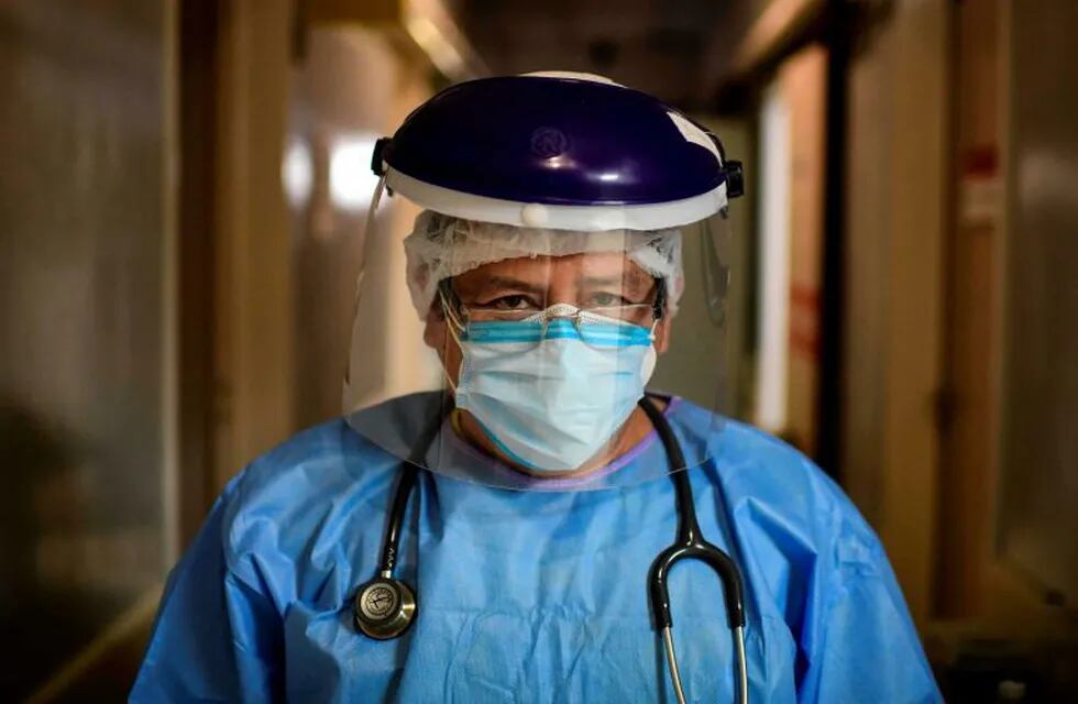 Doctor Ricardo Carrera is seen at the Doctor Alberto Antranik Eurnekian Public Hospital in Ezeiza, in the outskirts of Buenos Aires on July 1, 2020, amid the new coronavirus pandemic. (Photo by RONALDO SCHEMIDT / AFP)   CASOS DEL DIA CORONAVIRUS  PACIENTE CON COVID - 19  ARGENTINA   CASOS DEL DIA CORONAVIRUS  PACIENTE CON COVID - 19  ARGENTINA    INFECTADO INFECTADA INFECTADOS