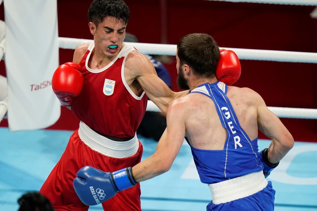 El santafesino Mirco Cuello inició con victoria su participación en boxeo, en la categoría hasta 57 kilos. (Foto: AP)