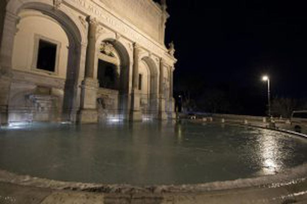 . Rome (Italy), 07/01/2017.- The Fontana dell'Acqua Paol is covered in ice in Rome, Italy, 07 January 2017. Cold weather pushed temperatures below zero degrees Celsius in Rome. (Roma, Italia) EFE/EPA/MASSIMO PERCOSSI
